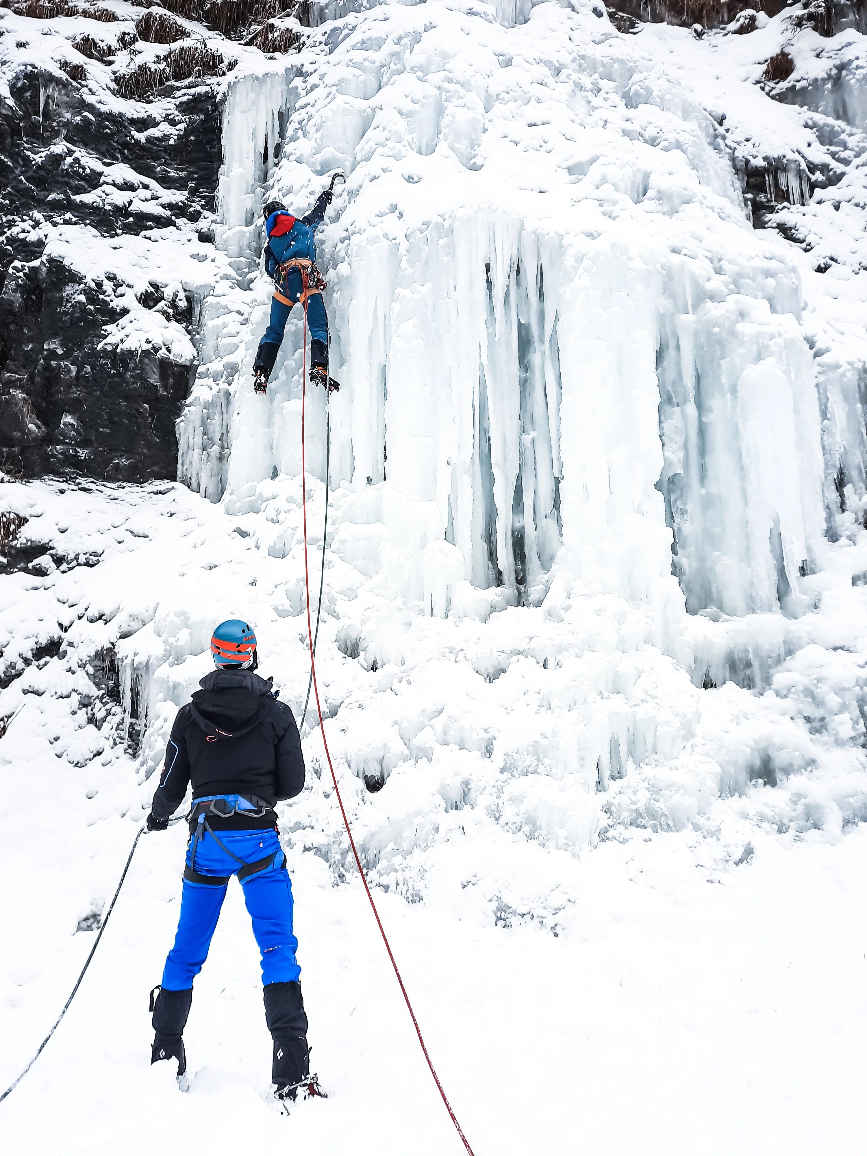 Person am Eisklettern